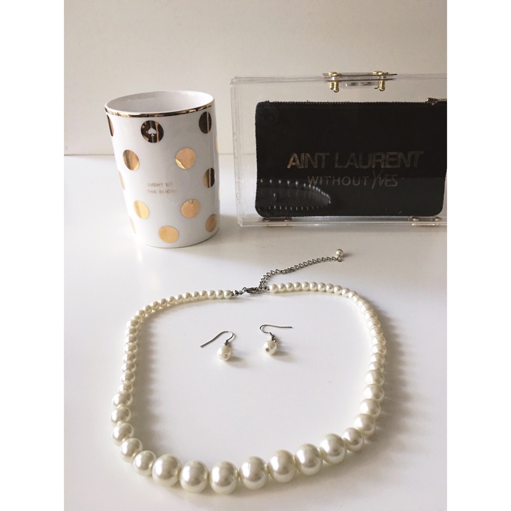 Stunning set of Pearl Necklace and Earrings